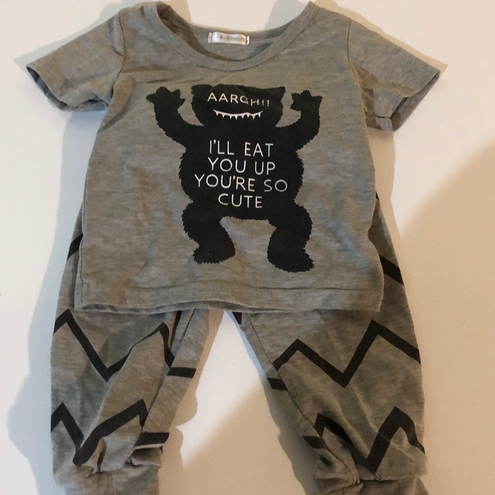 Grey baby outfit. Size 4-6months